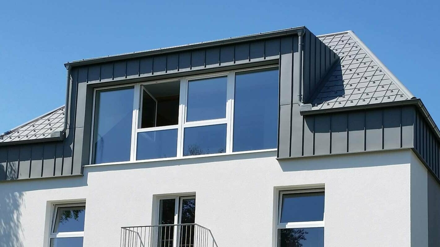 Hiša v Avstriji po obnovi strehe z elementi Prefalz in strešnimi ploščami PREFA