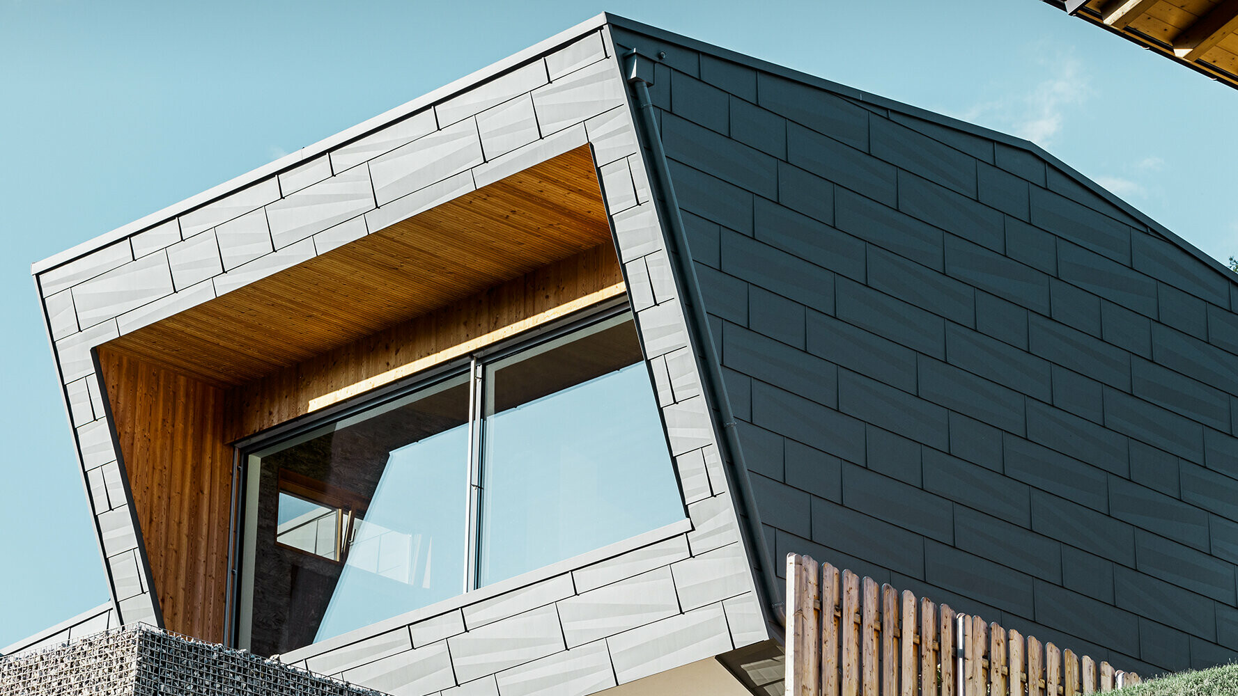 Moderna enodružinska hiša z vrhunskimi fasadnimi paneli FX.12 znamke PREFA v P.10 svetlo sivi