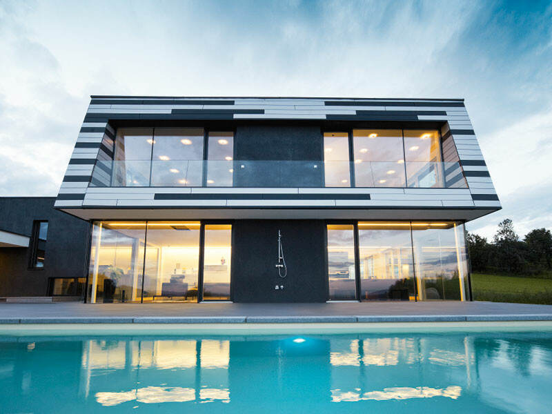 Družinska hiša z večbarvno fasado PREFA Sidings v barvi antracit mat in srebrna s senčno fugo.