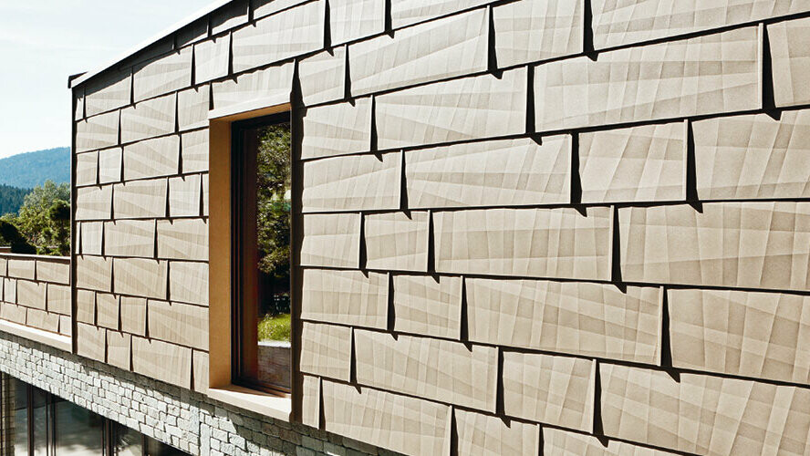 Na zunanji fasadi je bil PREFA fasadni panel FX.12 v P.10 peščeno rjavi kombiniran s kamnito fasado v pritličju.