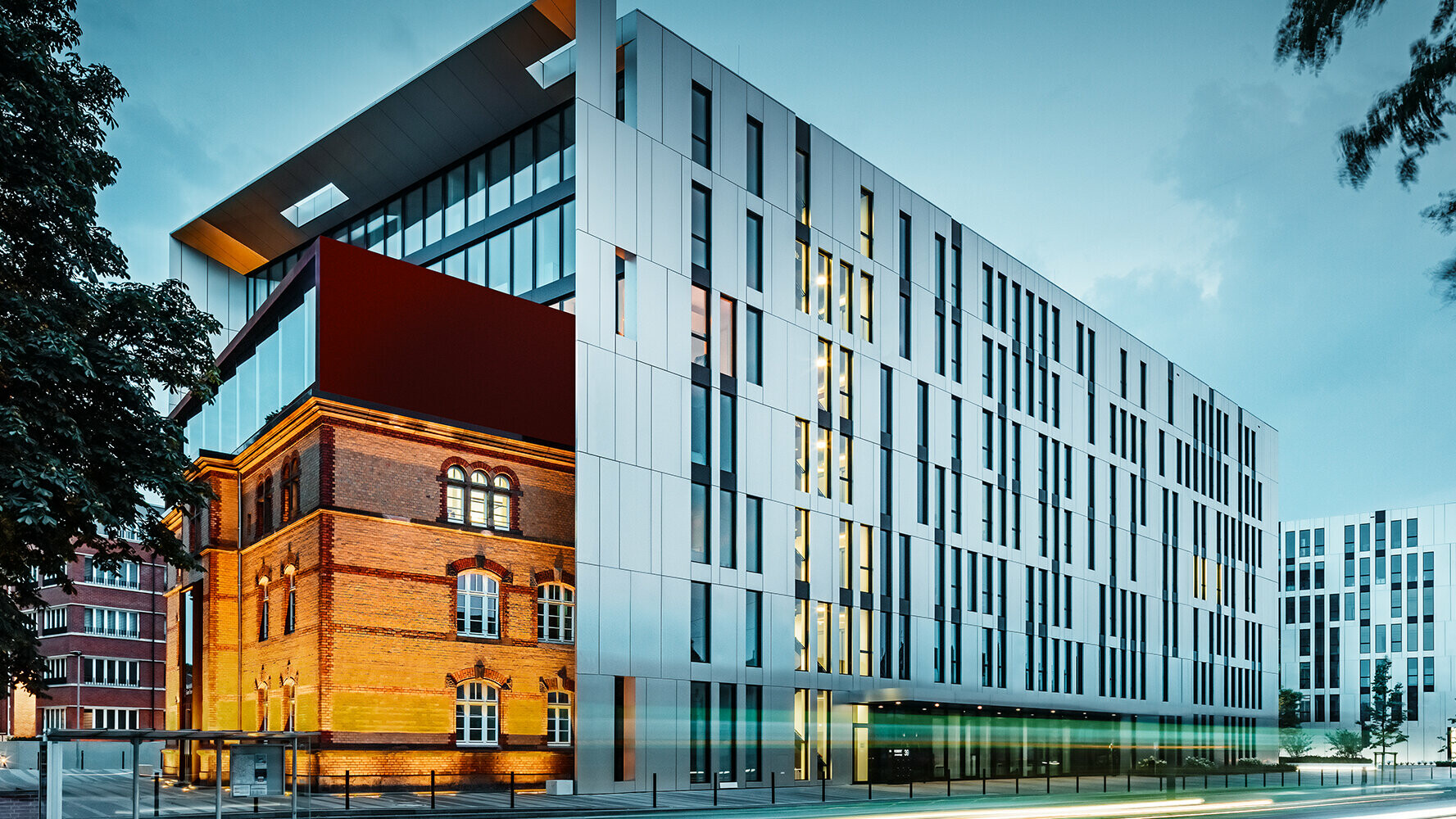 Na novo zgrajena poslovna zgradba v središču Düsseldorfa je bila oblečena z aluminijastimi kompozitnimi ploščami PREFA.