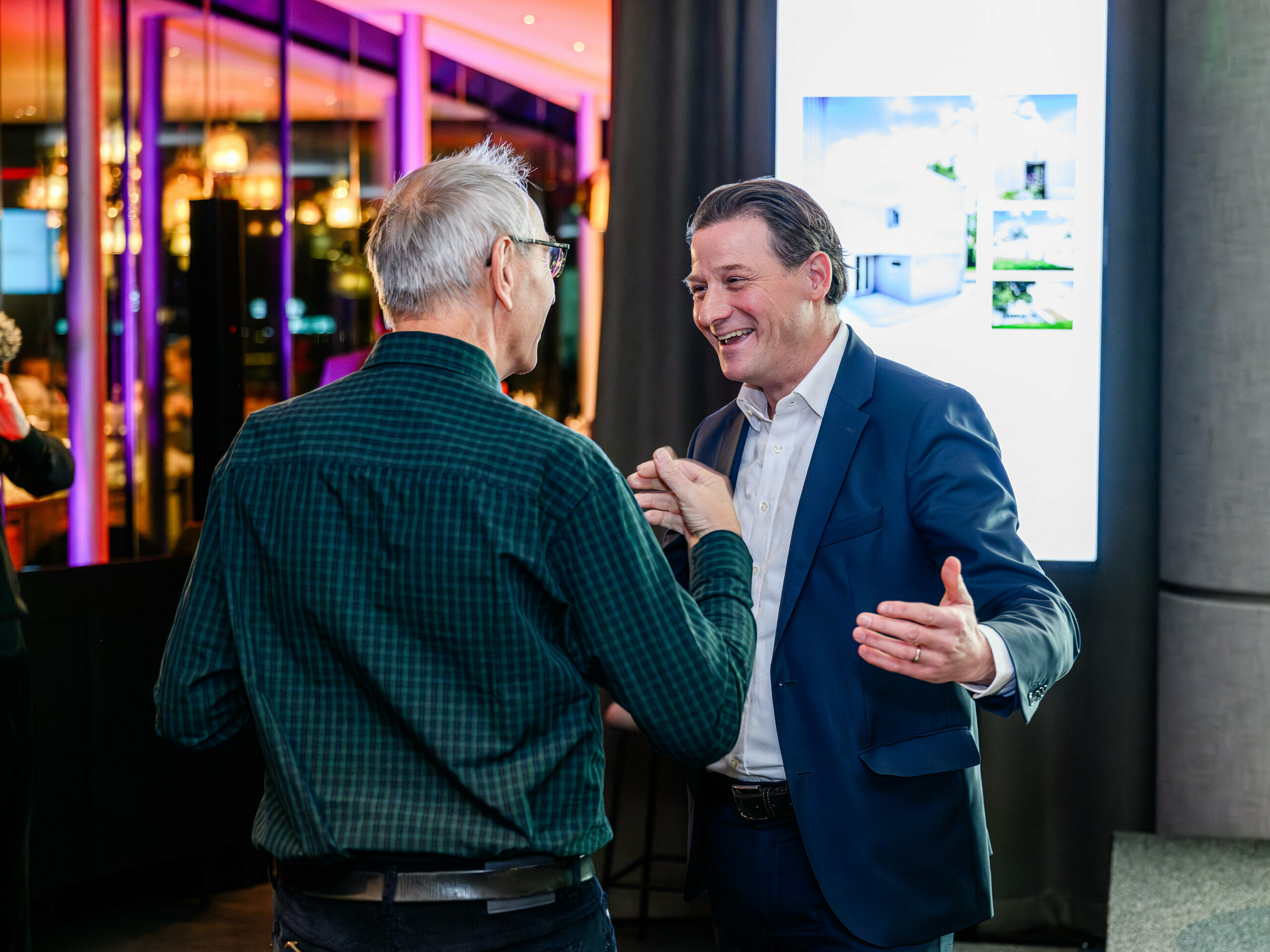 Prijeten pogovor na predstavitvi PREFARENZEN 2026 v k47.wien: Leopold Pasquali, direktor PREFA, in Wolfgang Croce, ki je fotografiral arhitekturne objekte PREFARENZEN, se pogovarjata z resničnim navdušenjem in medsebojnim spoštovanjem. V ozadju je videti zaslon z moderno arhitekturo PREFA – močnimi dizajni iz aluminija. Ta prizor simbolizira mreženje med arhitekti, načrtovalci in izvajalci. PREFA združuje ljudi, ki na novo razmišljajo o arhitekturi – z inovativnimi izdelki iz visokokakovostne pločevine. Bil je večer poln izmenjave, navdiha in vizij prihodnosti.