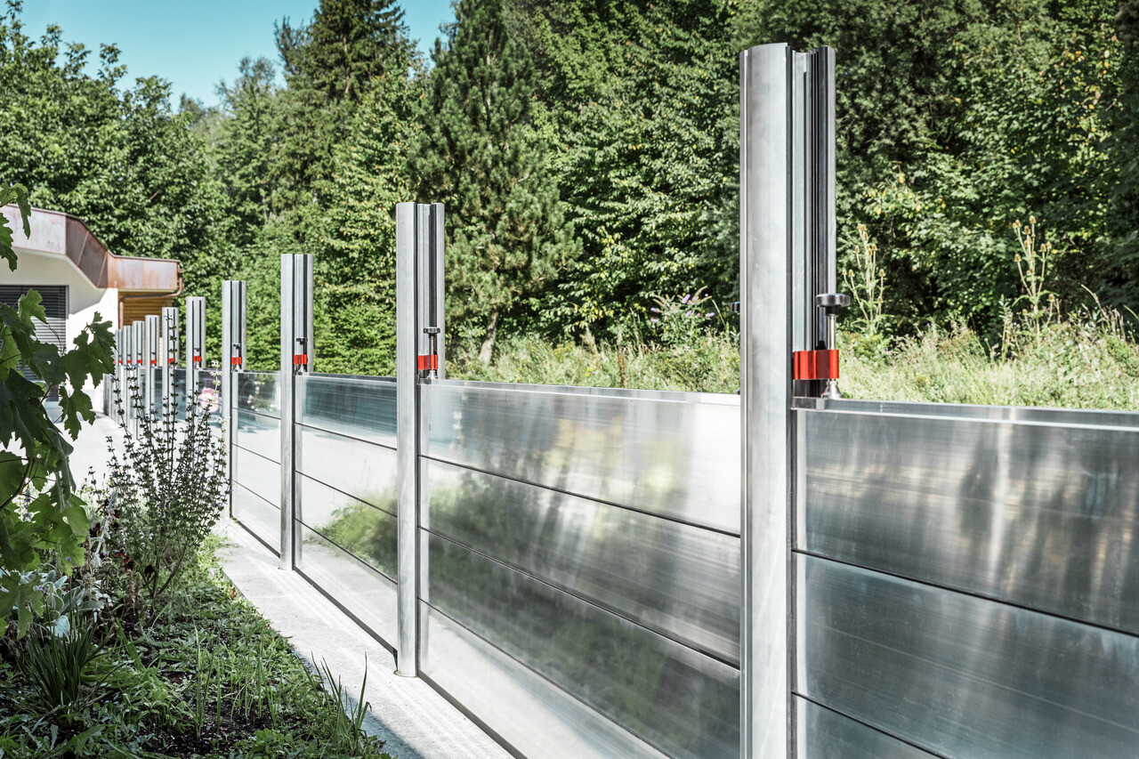 Bližnji pregled mobilnega protipoplavnega zidu podjetja PREFA, ki ščiti nepremičnino pred poplavami.