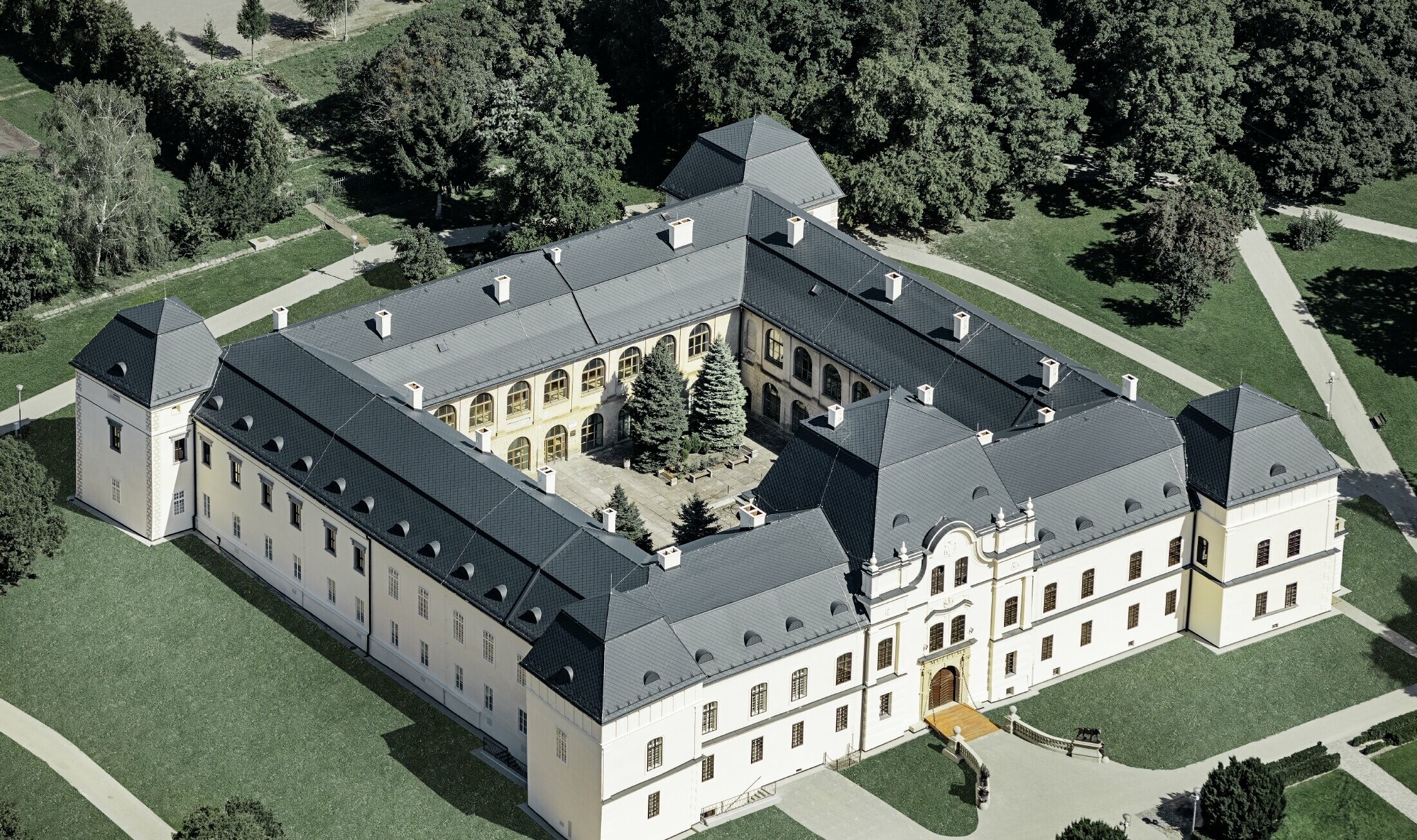 Grad Humenné je zgrajen v renesančnem stilu in je na novo pokrit s strešnimi rombi PREFA v antracitni barvi