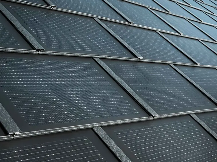 [Translate to Slovenščina:] Fotografija solarne strešne plošče PREFA v mali izvedbi