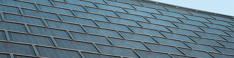 Položena površina solarne strešne plošče PREFA v kombinaciji s strešno ploščo R.16 v barvi P.10 antracitna.