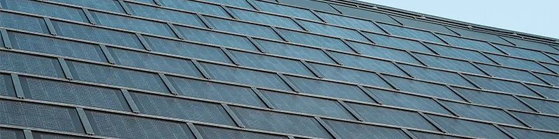 Položena površina solarne strešne plošče PREFA v kombinaciji s strešno ploščo R.16 v barvi P.10 antracitna.