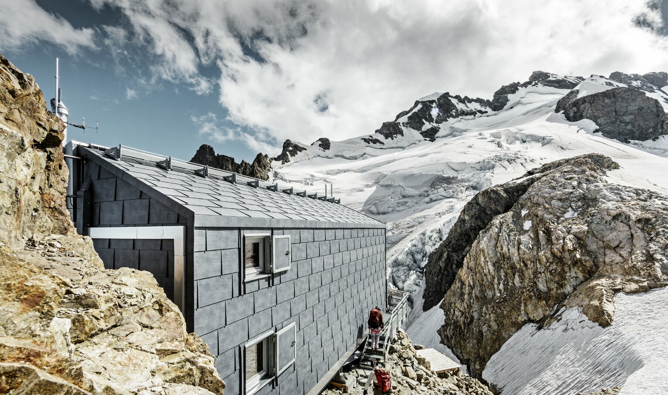 Planinski dom na La Meije v Franciji, obložen z FX.12 v barvi P.10 kamnito sivo