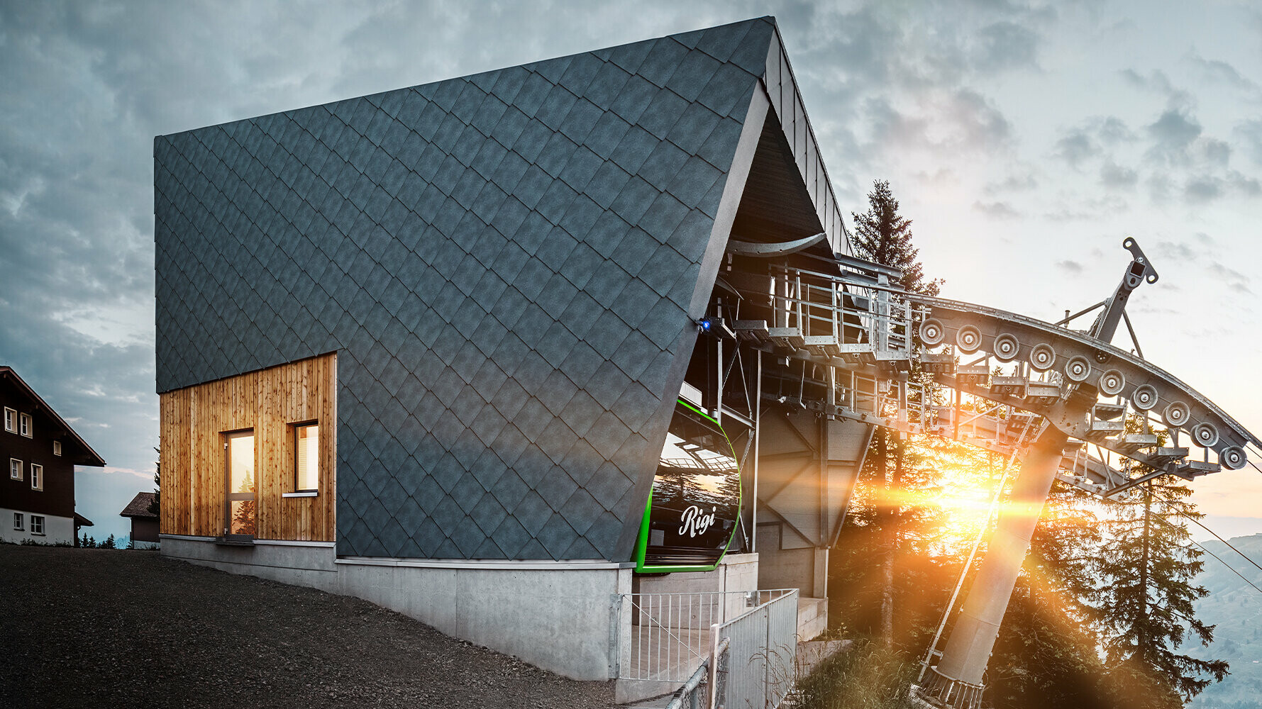 Vzpenjača s streho in fasado PREFA v Švici ob sončnem zahodu.