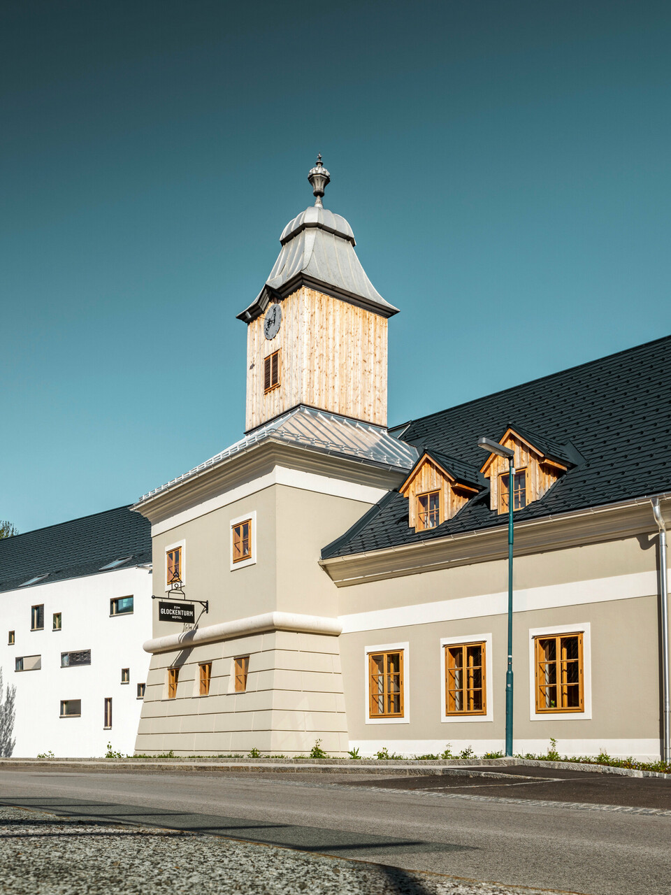 Streha hotela Glockenturm v Marktlu pri Lilienfeldu v Avstriji je prekrita s PREFA strešnimi skodlami v P.10 antracitni barvi. Sistem za odvodnjavanje PREFA je na stavbi ohranjen v naravnem aluminiju. Nedaleč stran od hotela Glockenturm se nahaja Leopold - naša gostilna, ki je prav tako prekrita s PREFA izdelki. 