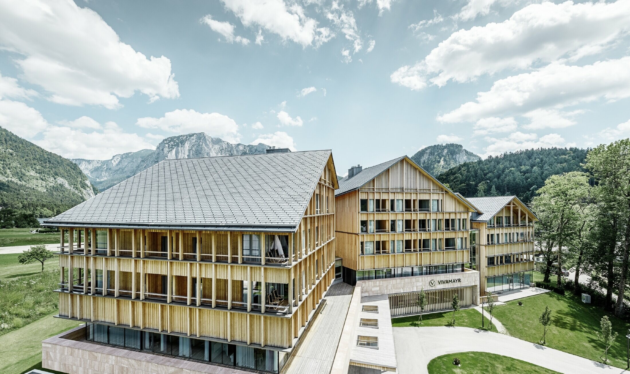 Hotel Vivamayr na lokaciji Altaussee z leseno fasado in streho s strešnimi skodlami PREFA