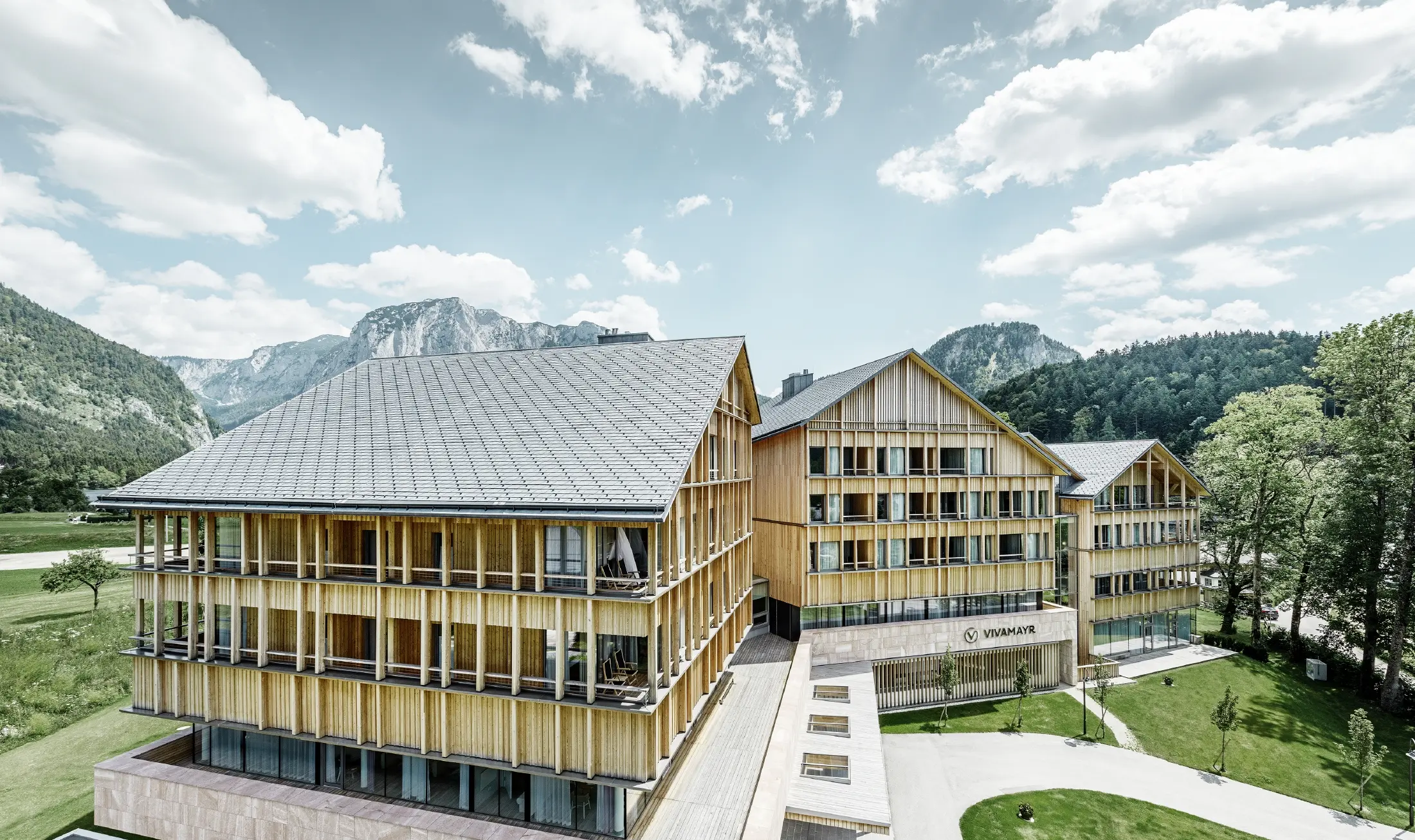Hotel Vivamayr na lokaciji Altaussee z leseno fasado in streho s strešnimi skodlami PREFA