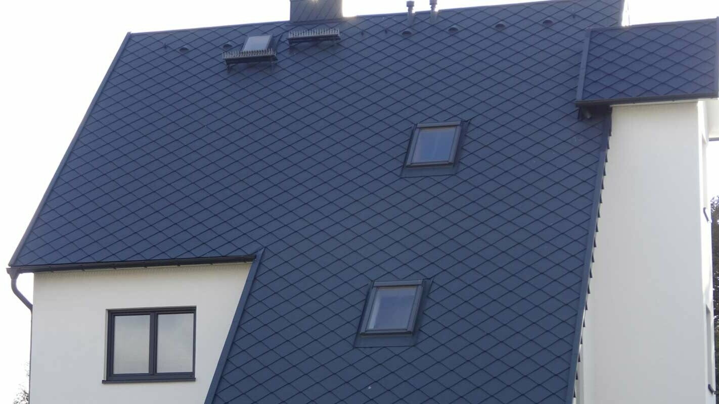 Obnova dolge strehe enodružinske hiše s strešnimi rombi PREFA.