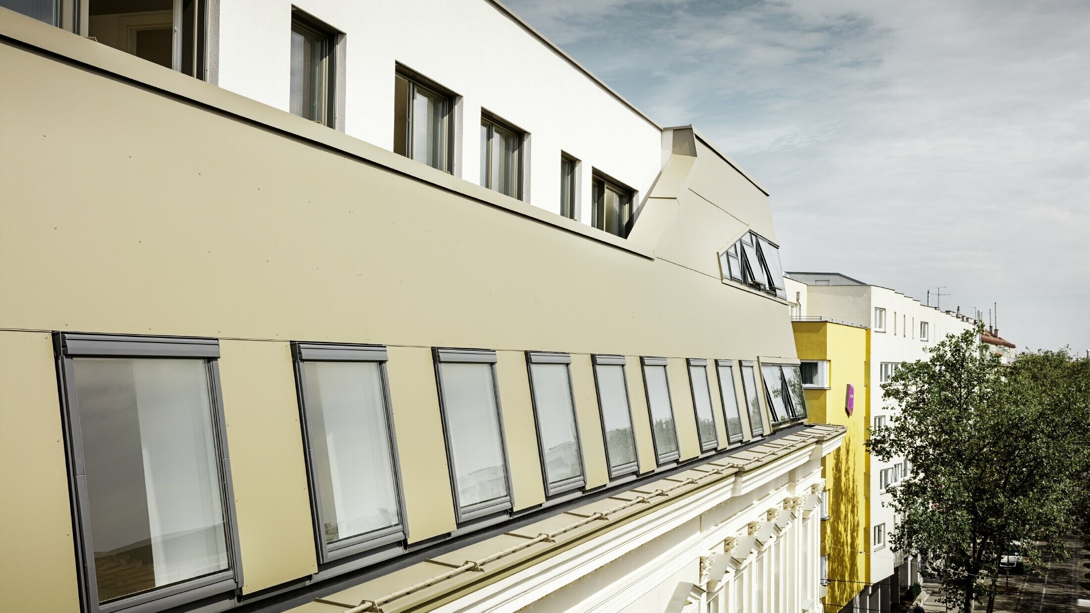 Izdelava podstrešja na ulici Schloßhofer Straße na Dunaju z aluminijastimi kompozitnimi ploščami v bronasti barvi PREFA