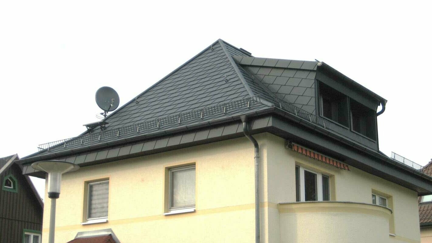 Obnova čopaste strehe s strešnimi skodlami PREFA, mansardno okno, rumena fasada