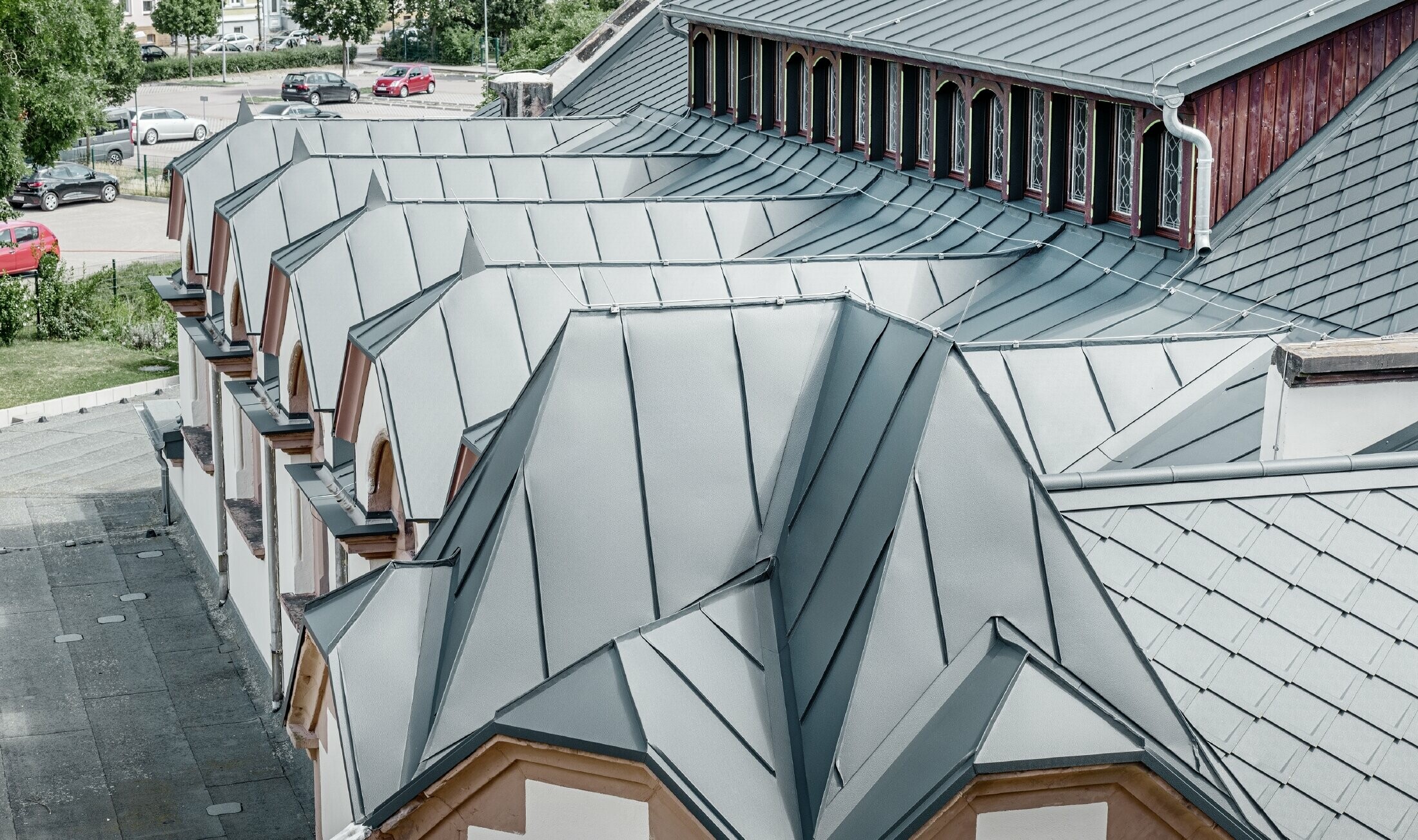 Novo sanirana telovadnica šole Lutherstadt Wittenberg z aluminijasto streho PREFA, strešni rombi in elementi Prefalz položeni v antracitni barvi