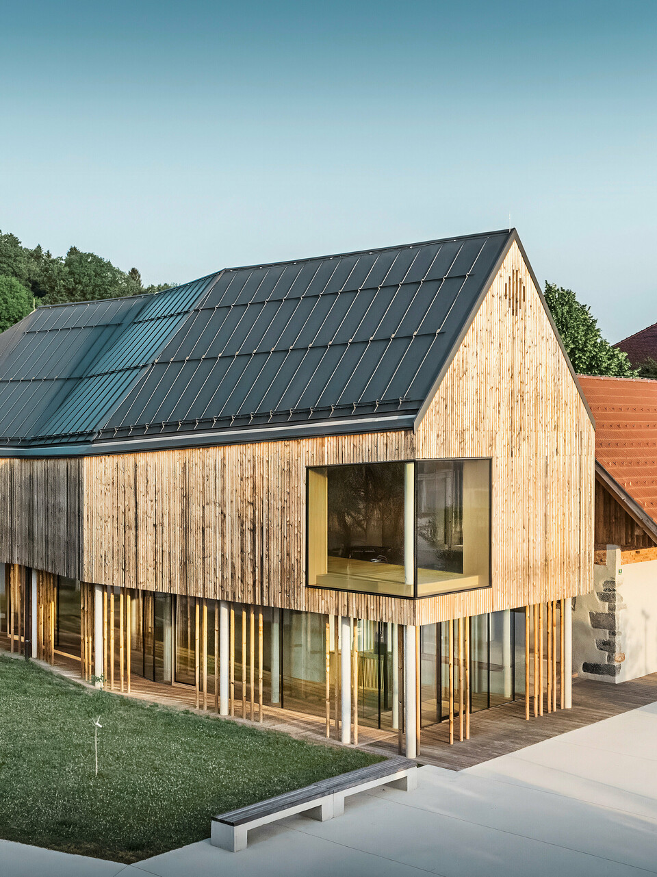 Sodobno središče za obiskovalce na Igu v Sloveniji s trajnostno temno sivo streho PREFALZ v barvi šotnega barja. Z lesom obložena fasada in nenavadna oblika strehe s številnimi nakloni odražata umetniško arhitekturno vizijo Ateljeja Ostan Pavlin. Ekspresivna stavba deluje kot osrednja točka v skupnosti. Harmonična vpetost v okoliške zgradbe in naravo je izpostavljena v knjigi PREFARENZEN 2023.