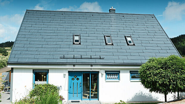 Obnova strehe s strešnimi paneli PREFA FX.12 v kamnito sivi barvi.