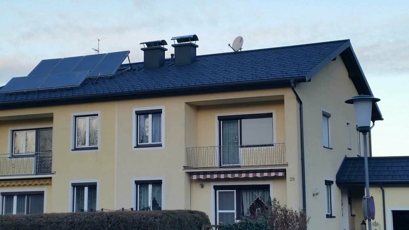 Večdružinska hiša v Avstriji po obnovi strehe s strešnimi ploščami PREFA