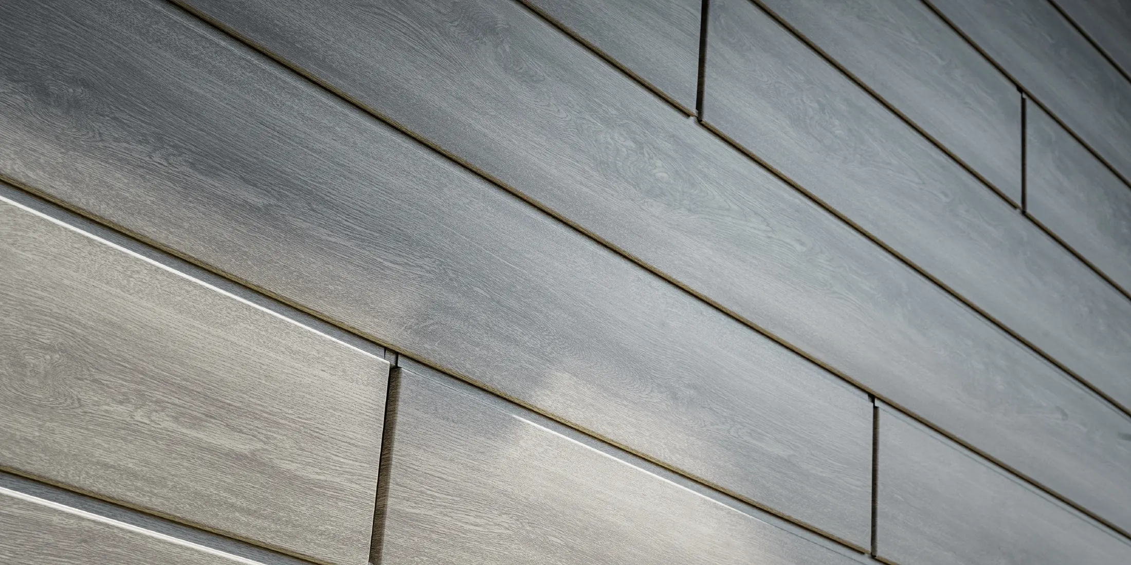 Približek fasade PREFA Sidings Aluminium, aluminijasti paneli so bili položeni horizontalno in imajo videz lesa – sivi hrast