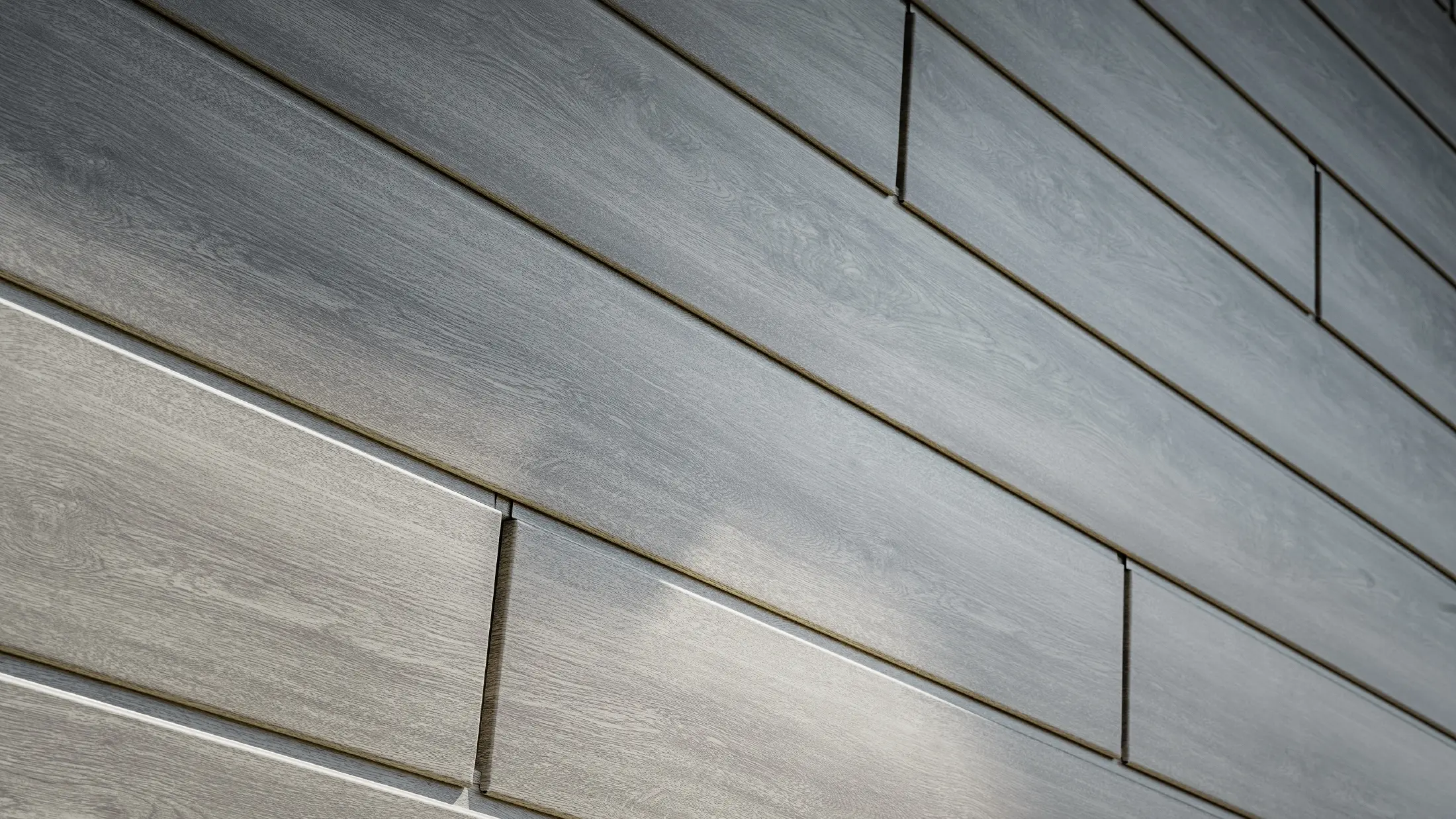 Približek fasade PREFA Sidings Aluminium, aluminijasti paneli so bili položeni horizontalno in imajo videz lesa – sivi hrast