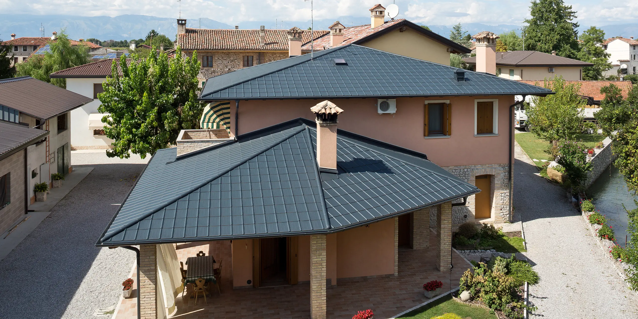Italijanska vila s tipično šotorsko streho s strešno ploščo PREFA v antracitni barvi P.10