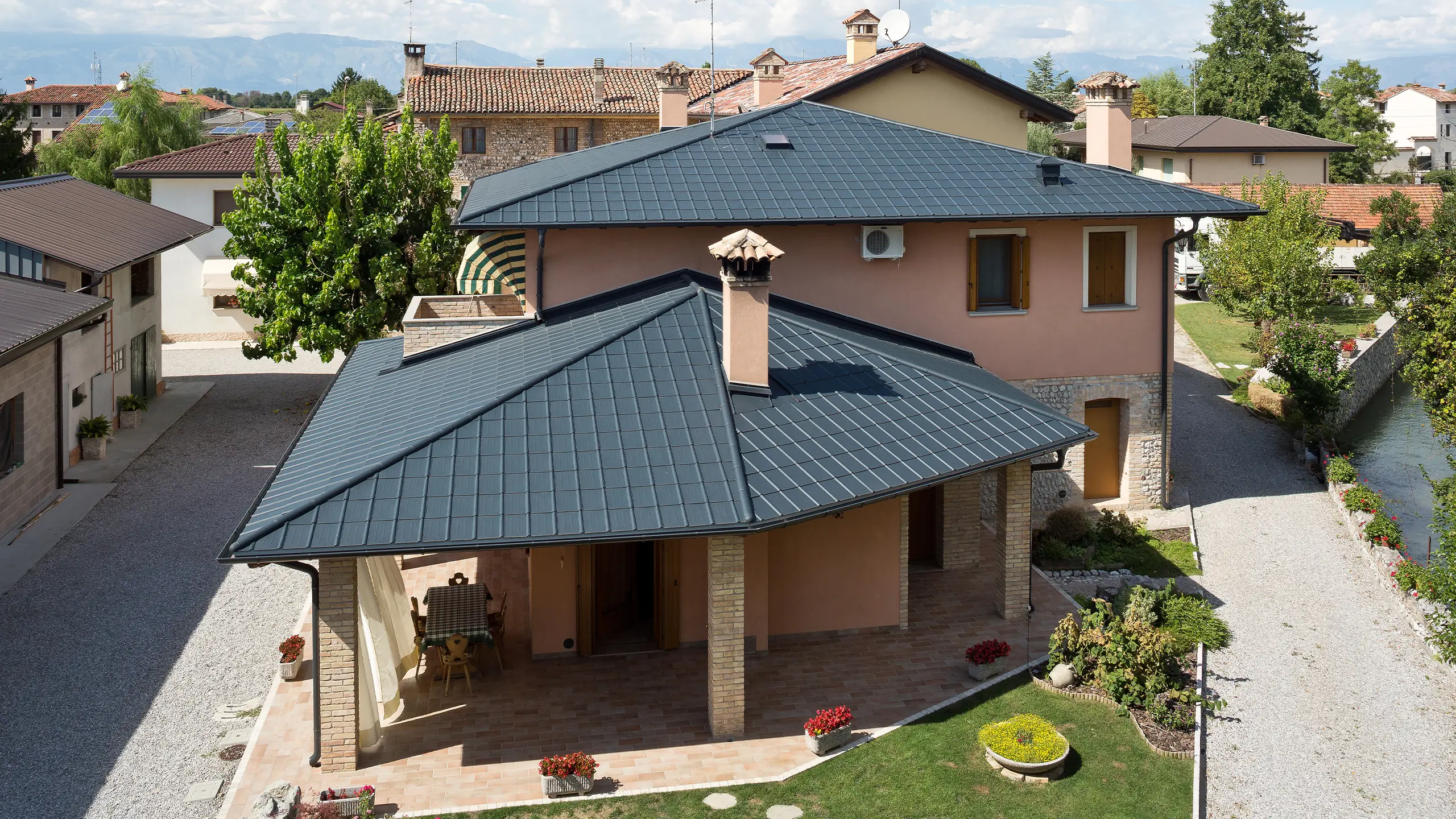 Italijanska vila s tipično šotorsko streho s strešno ploščo PREFA v antracitni barvi P.10