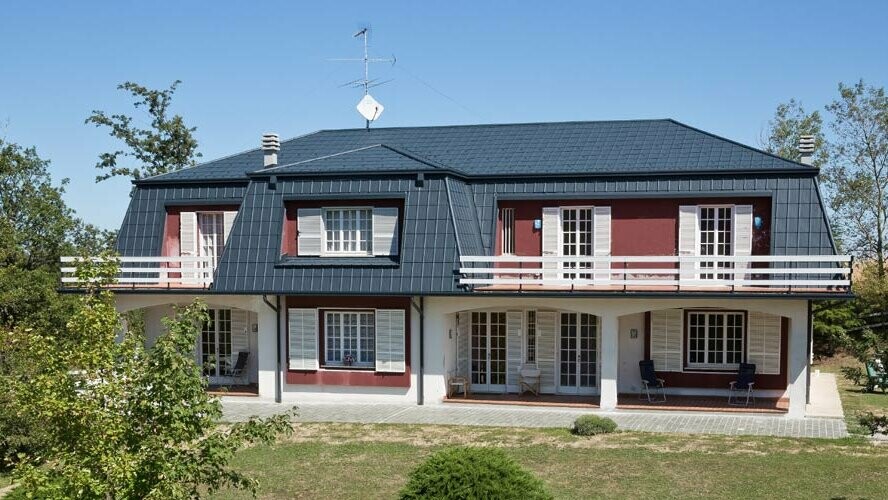 Strešne plošče PREFA v antracitni barvi iz aluminija krasijo streho te vile v Italiji