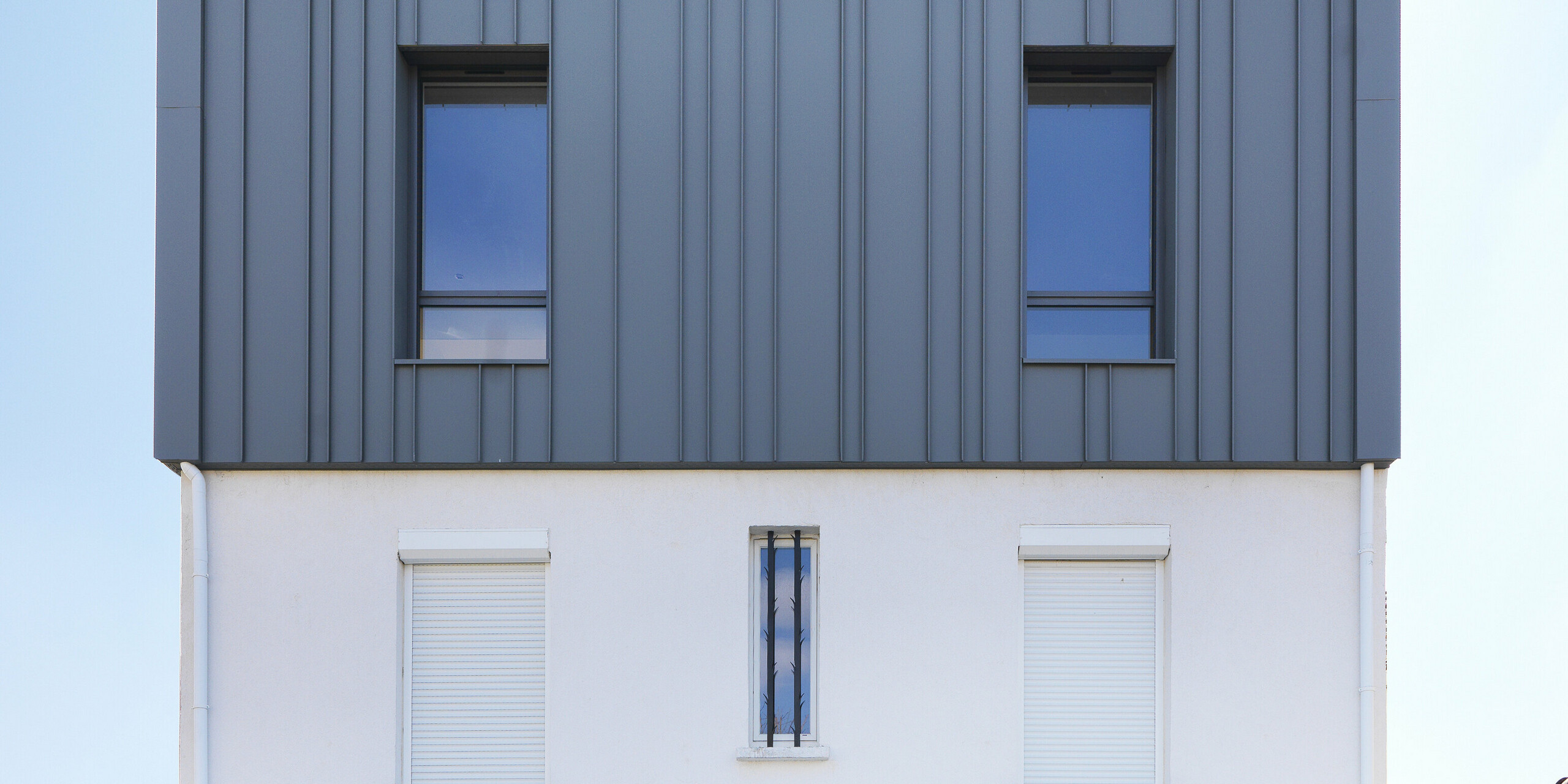 Pogled na fasado PREFALZ v P.10 svetlo sivi barvi.