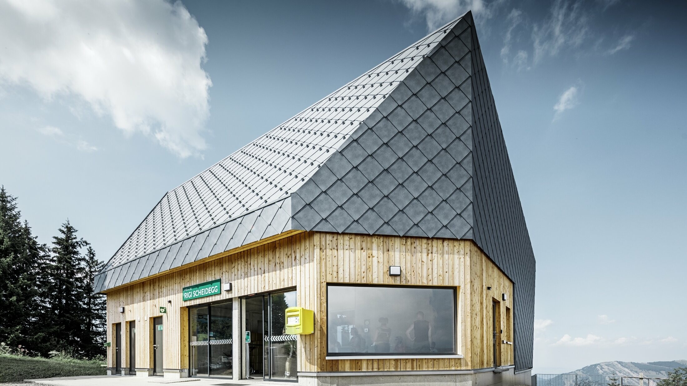 Gorska postaja Rigi Bahn Scheidegg v Goldauu v Švici. Streha in del fasade sta bila prekrita s strešnim in stenskim diamantom 44 × 44 v kamnito sivi barvi P.10.