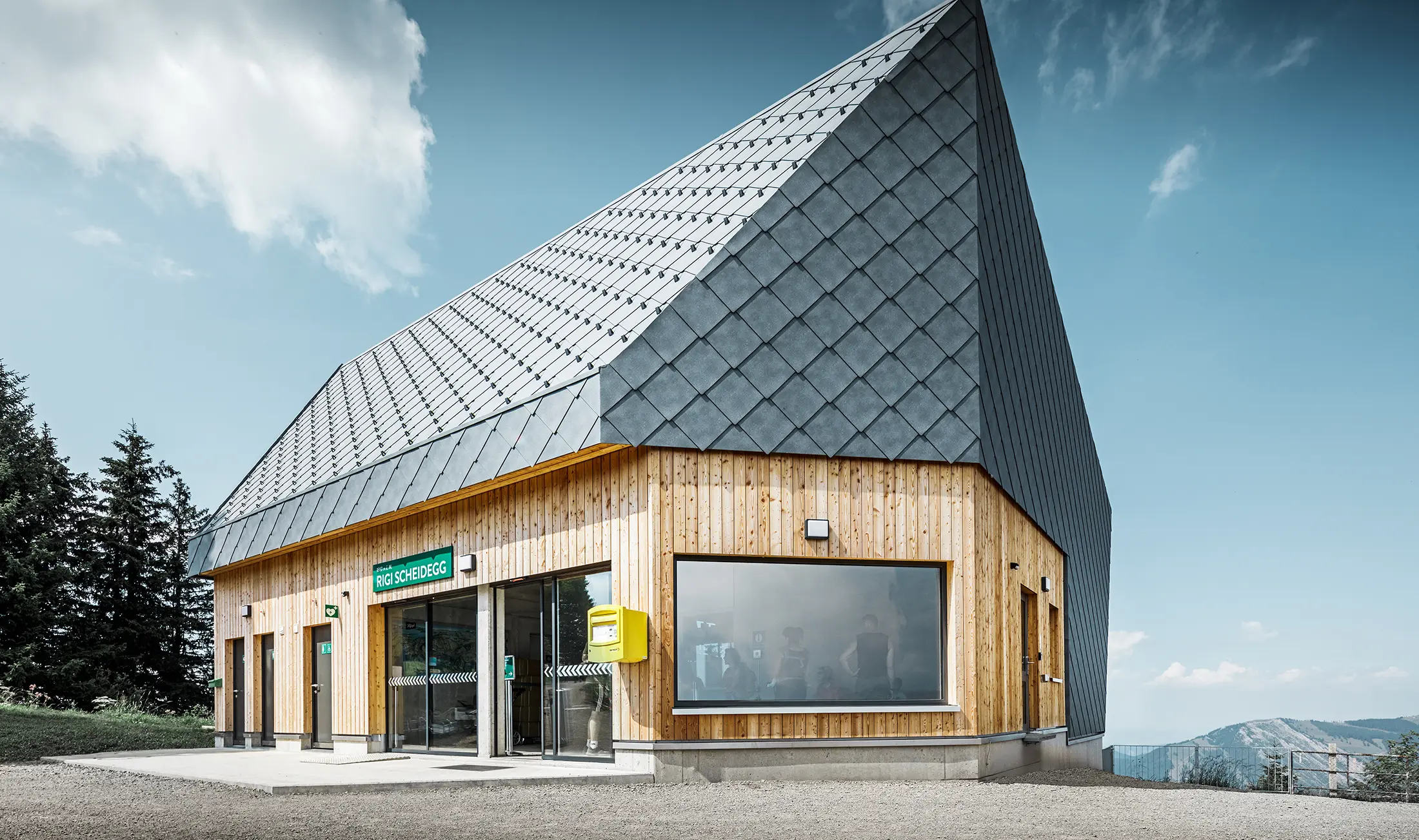 Gorska postaja Rigi Bahn Scheidegg v Goldauu v Švici. Streha in del fasade sta bila prekrita s strešnim in stenskim diamantom 44 × 44 v kamnito sivi barvi P.10.
