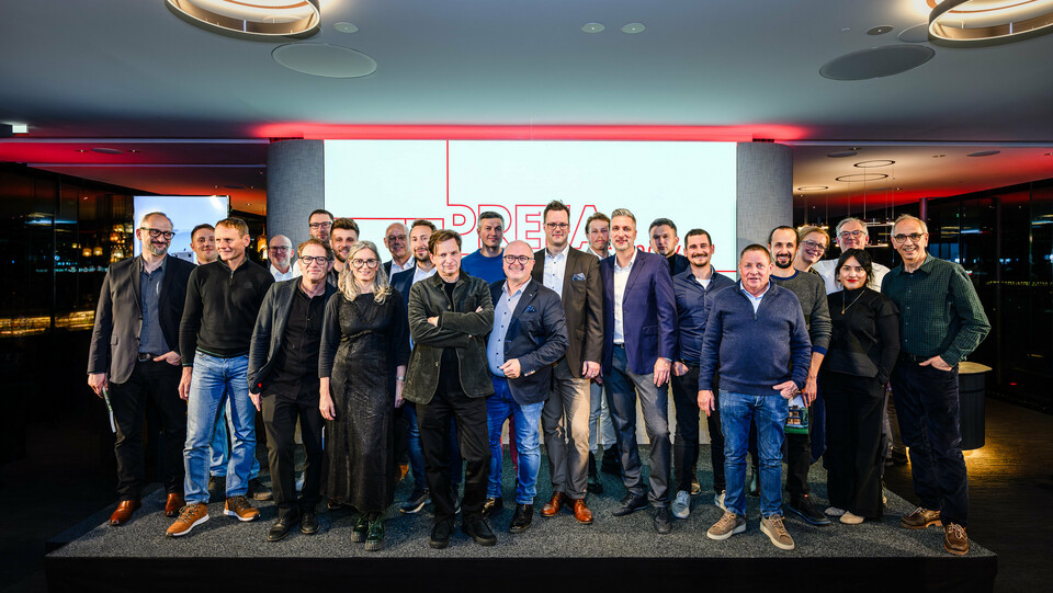 Skupinska fotografija arhitektov, projektantov in izvajalcev na odru PREFARENZEN predstavitve 2026 v k47.wien – močan simbol skupnosti, ustvarjalnosti in napredne arhitekture. Pred svetlečim logotipom PREFARENZEN stojijo oblikovalci, ki stojijo za impresivnimi projekti z aluminijem PREFA. Prizor odraža ponos, inovativnost in sodelovanje. Izdelki PREFA ponujajo trajne, vremensko odporne rešitve z estetsko vrednostjo – idealne za sodobne arhitekturne koncepte. Navdihujoč večer, poln izmenjave, vizij in močnih partnerstev. 