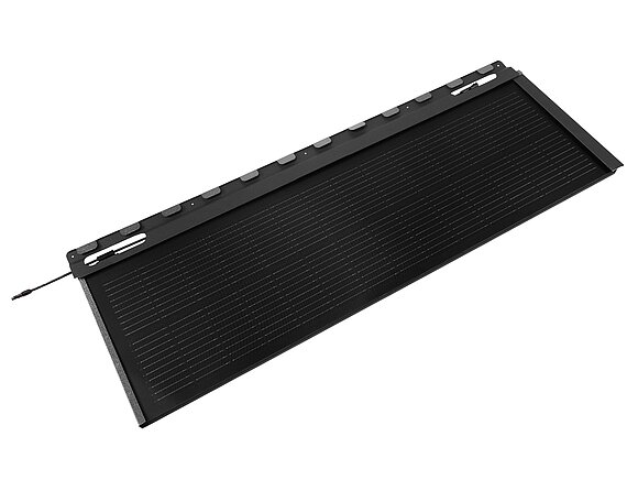 Fotografija prikazuje veliko solarno strešno ploščo PREFA v antracitni barvi.