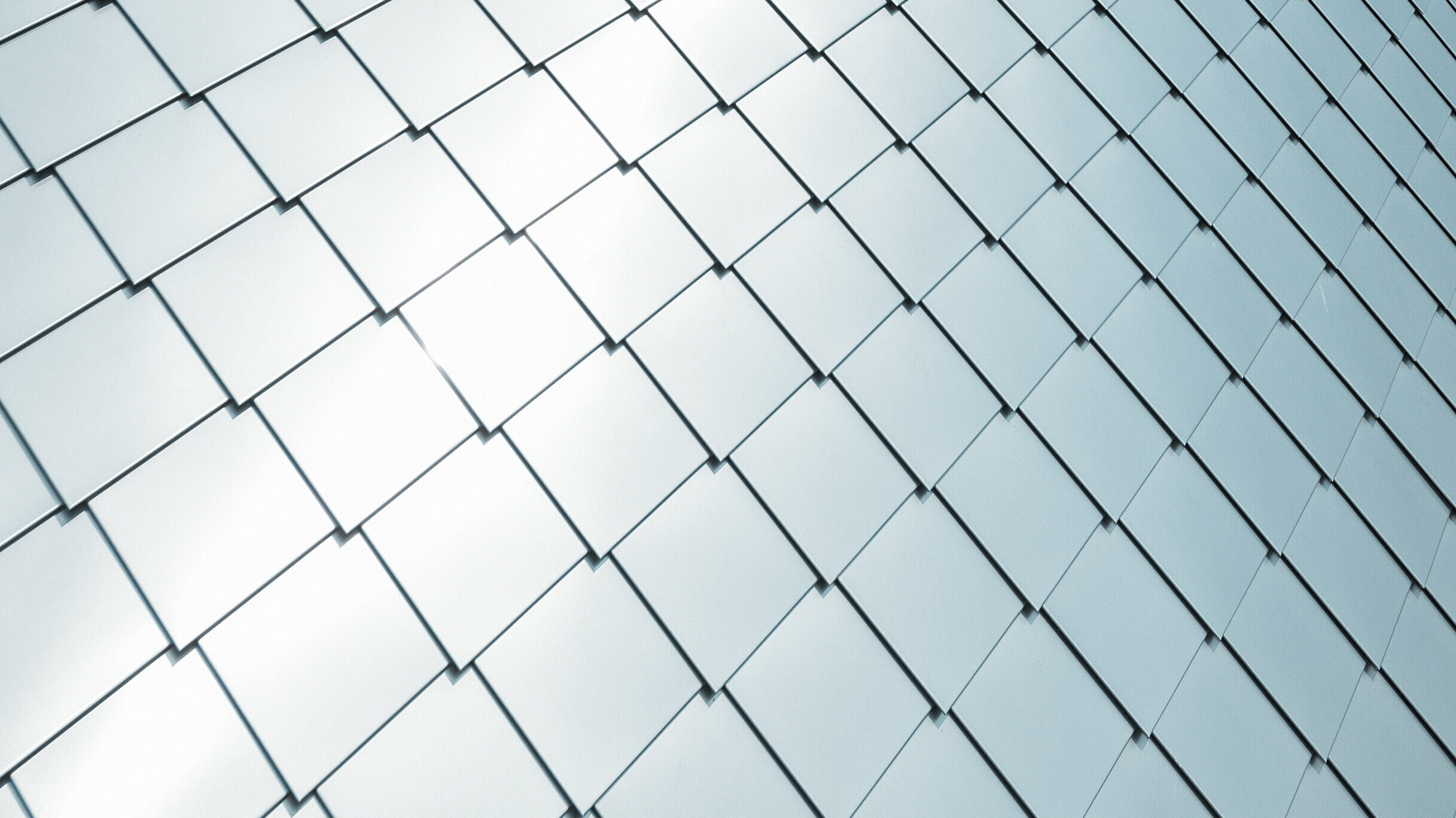 Fasadni romb 20 x 20 PREFA na položeni površini, podroben prikaz v barvi naravnega aluminija