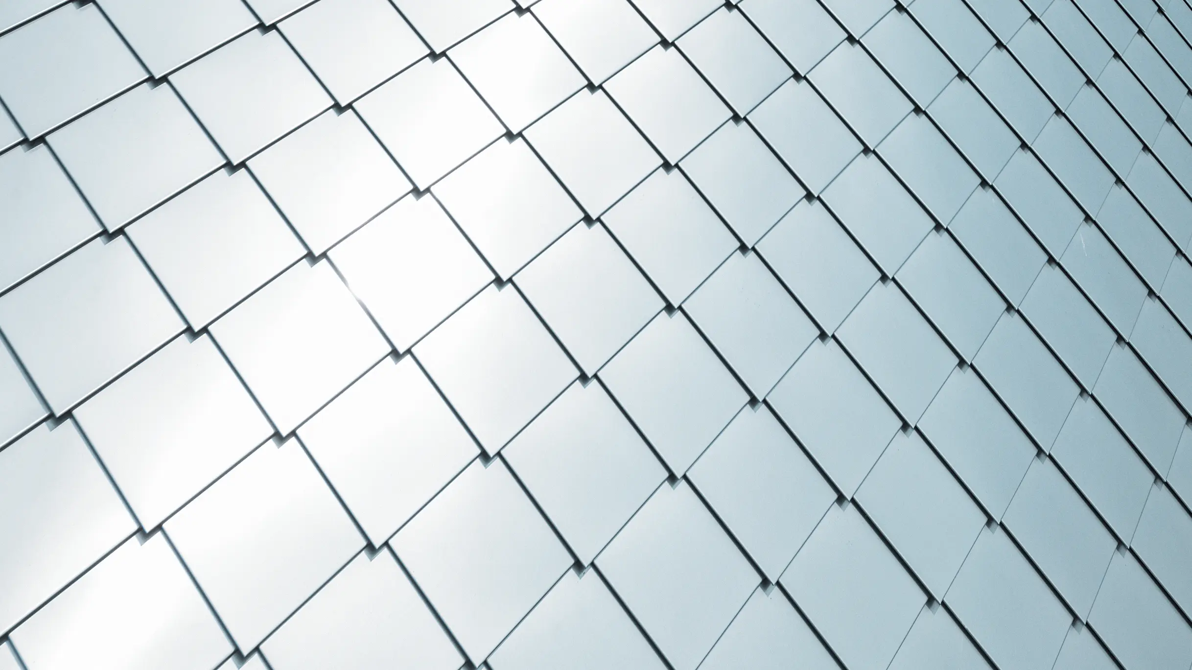 Fasadni romb 20 x 20 PREFA na položeni površini, podroben prikaz v barvi naravnega aluminija
