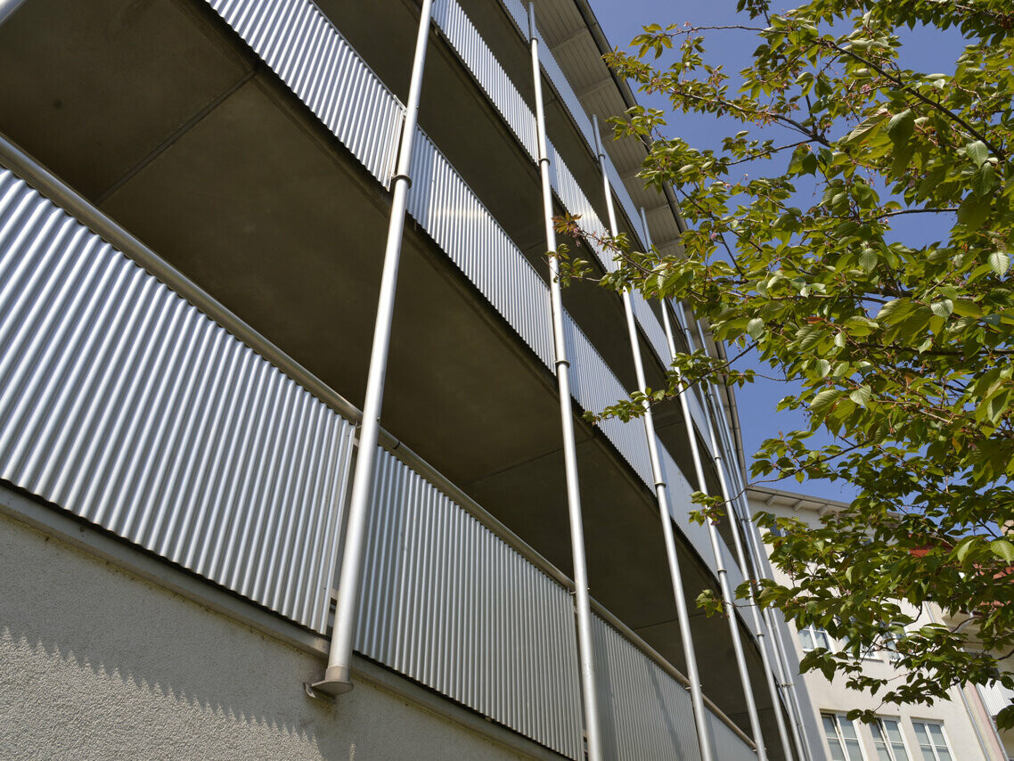 Balkonska obloga z valovitim profilom PREFA v barvi naravnega aluminija