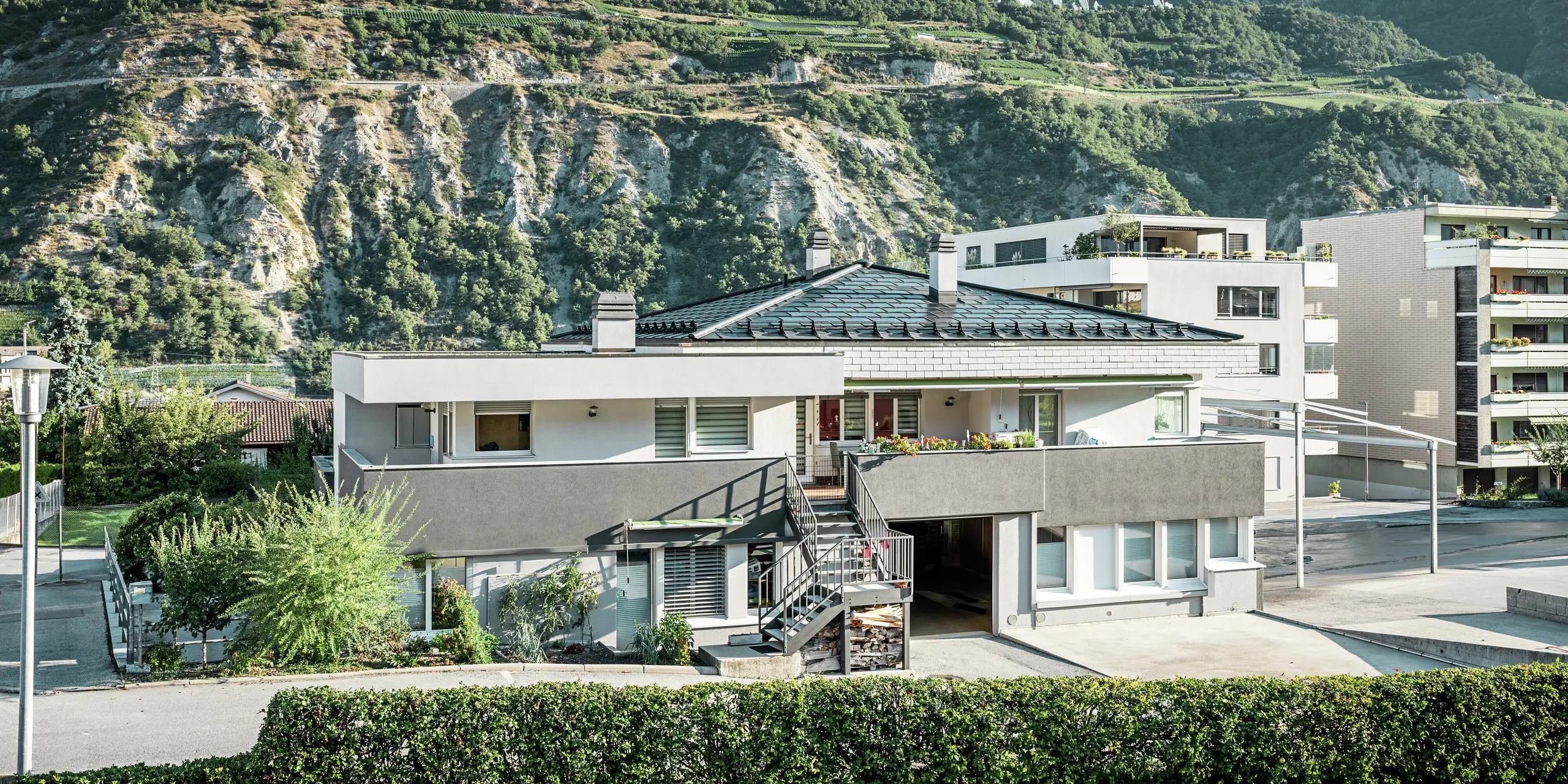 Die Weinkellerei Leukersonne verbindet moderne Architektur mit nachhaltiger Energiegewinnung. Das Zeltdach wurde mit robusten PREFA Dachplatten R.16 und innovativen PREFA Solardachplatten im eleganten P.10 Schwarz eingedeckt. Die integrierten Photovoltaikmodule sorgen für eine nachhaltige Stromerzeugung sowie eine anspruchsvolle Optik. 