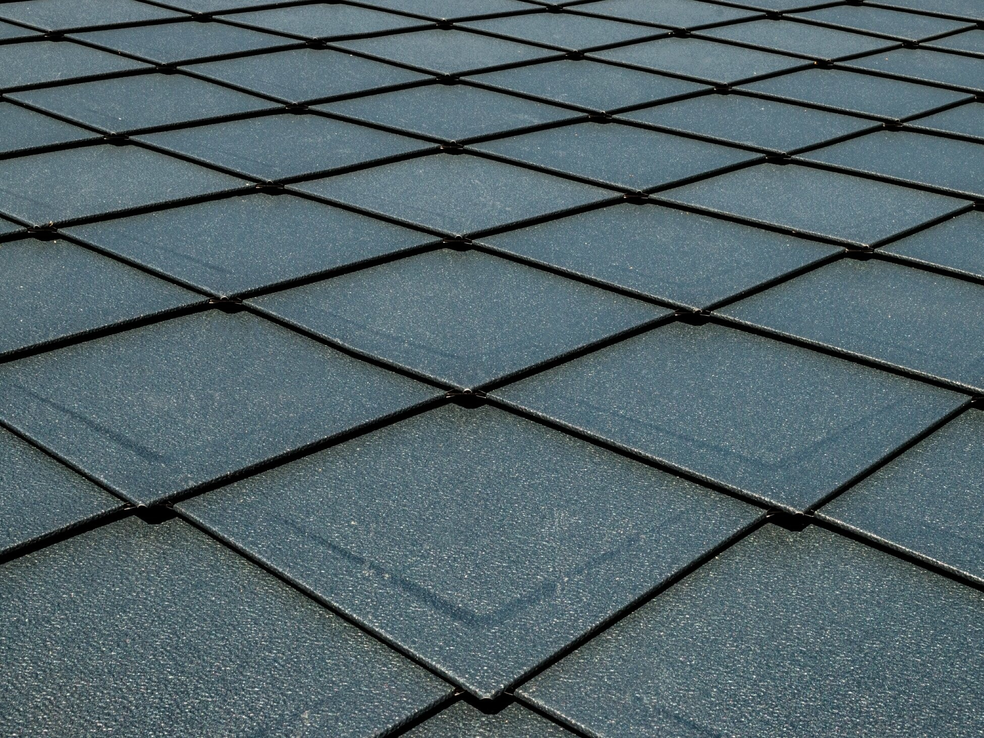 Strešni rombi PREFA 29 × 29 v barvi P.10 antracit z robom, položeni po površini, streha z videzom lusk