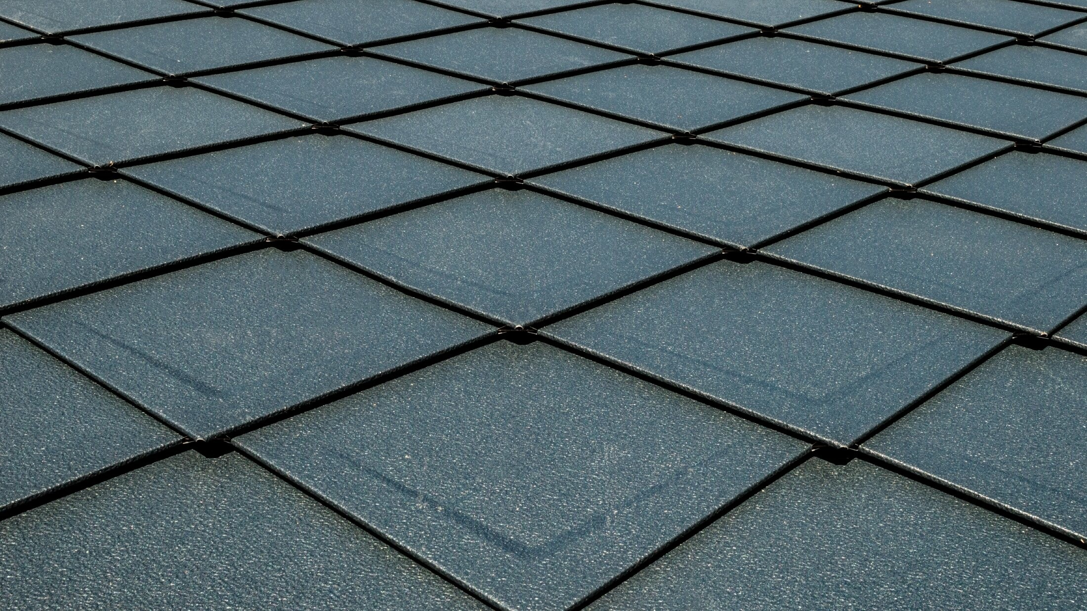Strešni rombi PREFA 29 × 29 v barvi P.10 antracit z robom, položeni po površini, streha z videzom lusk