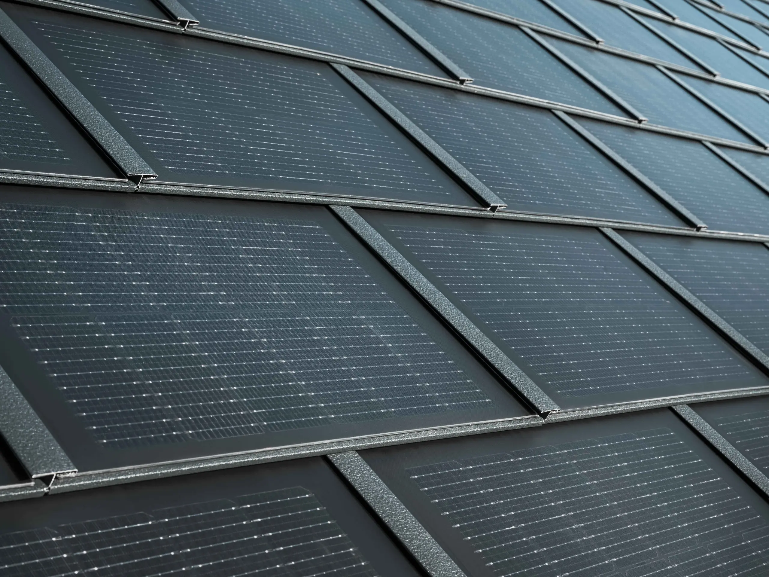 Fotografija položene solarne strešne plošče PREFA 