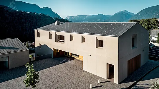 Izobraževalni center Riffian na Južnem Tirolskem odlikujejo čiste arhitekturne linije in PREFA streha, prekrita s strešnimi rombi 44 × 44 v barvi P.10 bronasta. Trpežna aluminijasta strešna kritina daje sodobnemu objektu eleganten poudarek, zagotavlja zanesljivo zaščito pred vremenskimi vplivi ter povezuje arhitekturo, funkcionalnost in alpsko pokrajino v harmonično celoto.