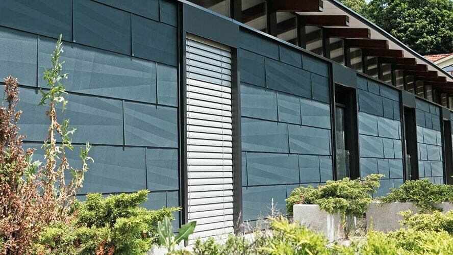 Moderno oblikovana izpostavljena stran s fasadnimi paneli FX.12 v antracitni.