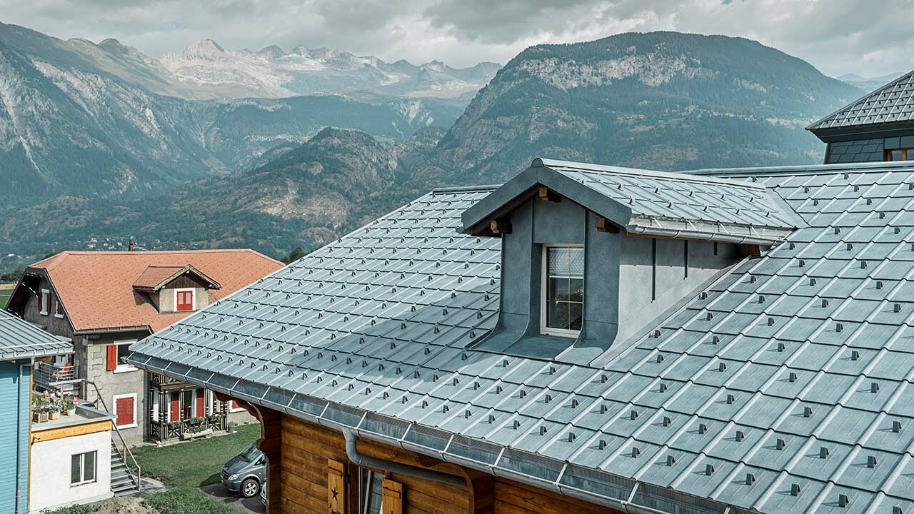 Satteldach mit Gaube; auf der Dachfläche ist das Blechdach von PREFA verlegt - die Dachplatte in Steingrau. Die Gaube ist mit Winkelstehfalz von PREFA in Steingrau verkleidet.
