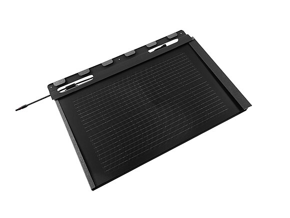 Fotografija prikazuje malo solarno strešno ploščo PREFA v črni barvi.