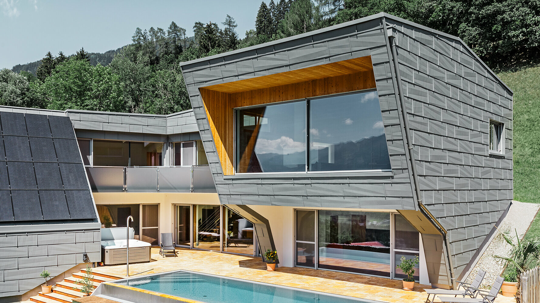 Moderna enodružinska hiša s PREFA strešnimi in fasadnimi paneli FX.12 v P.10 svetlo sivi