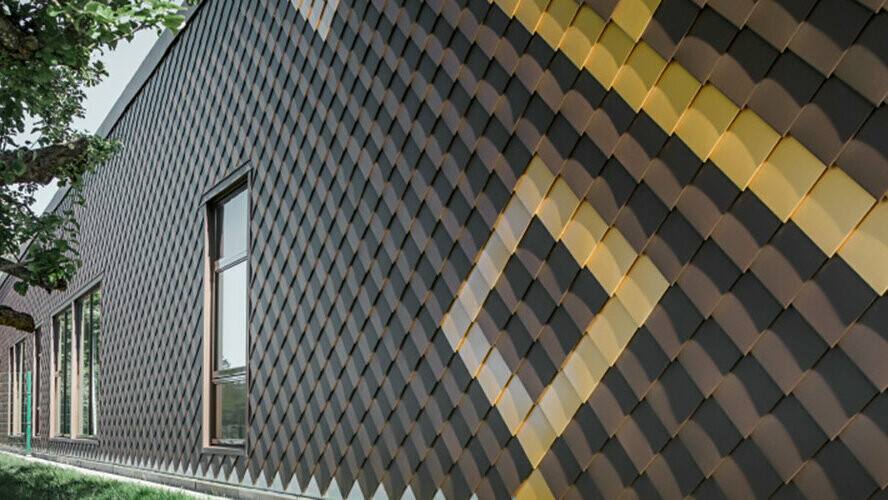 Fasada z rjavimi stenskimi rombi PREFA 20 × 20. Raznobarvni rombi v zlati barvi na fasadi ustvarjajo vzorec.