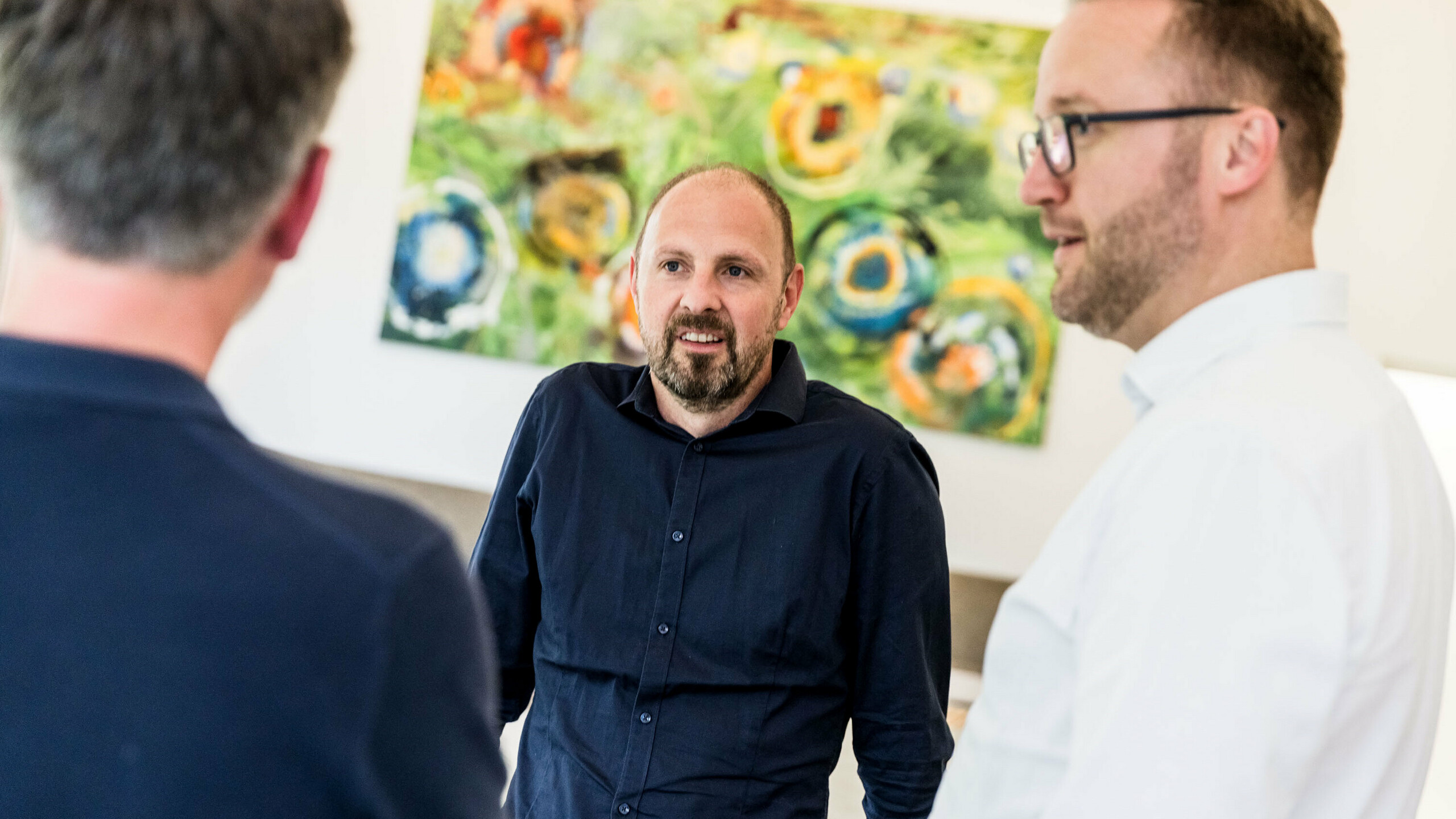  Osebna izmenjava na strokovnem dialogu PREFARENZEN 2026: Falk Leinert iz podjetja Leinert Lorenz Architekten v pogovoru s Christianom Wirthom (vodja prodaje v regiji vzhod pri podjetju PREFA Avstrija) in Dirkom Lorenzom, prav tako iz podjetja Leinert Lorenz Architekten. Dialog je bil osredotočen na arhitekturne trende, inovativne zasnove streh z izdelki PREFA in izbor štirinajstih najbolj navdihujočih projektov za arhitekturno knjigo in koledar PREFARENZEN 2026. Dogodek je potekal v ustvarjalnem vzdušju v regiji Seewinkel na Gradiščanskem.