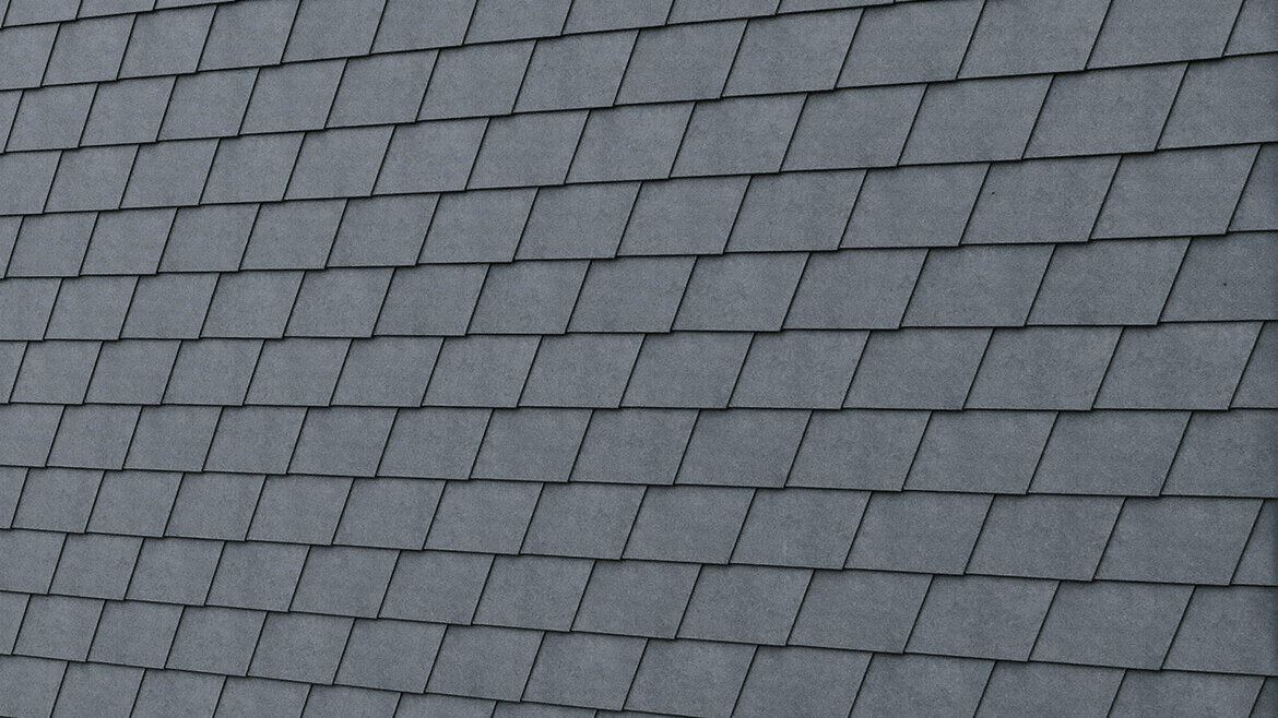 Natančen posnetek fasadne skodle PREFA v barvi P.10 kamnito siva