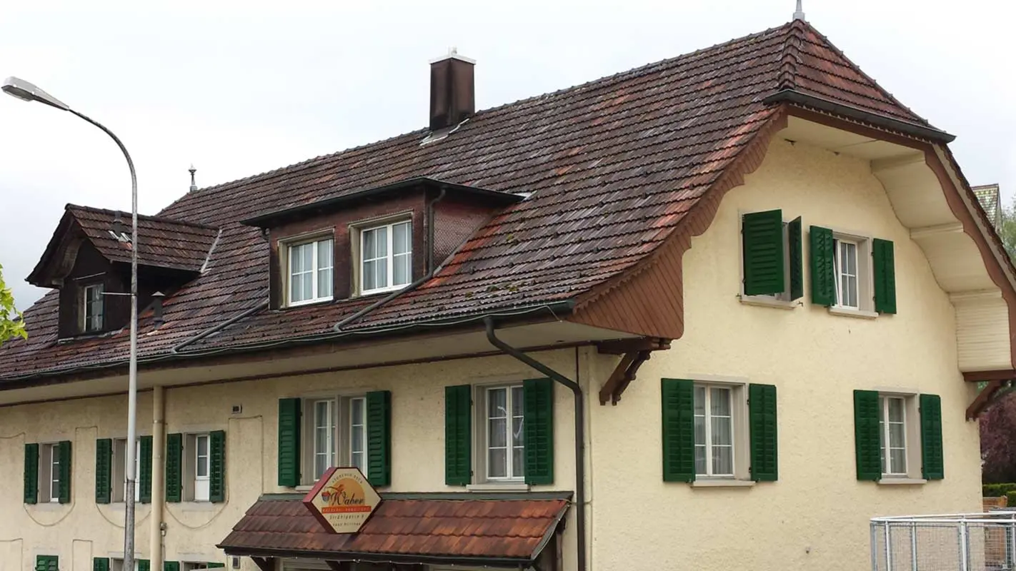 Čopasta streha pred obnovo s strešnimi ploščami PREFA v antracitni barvi P.10
