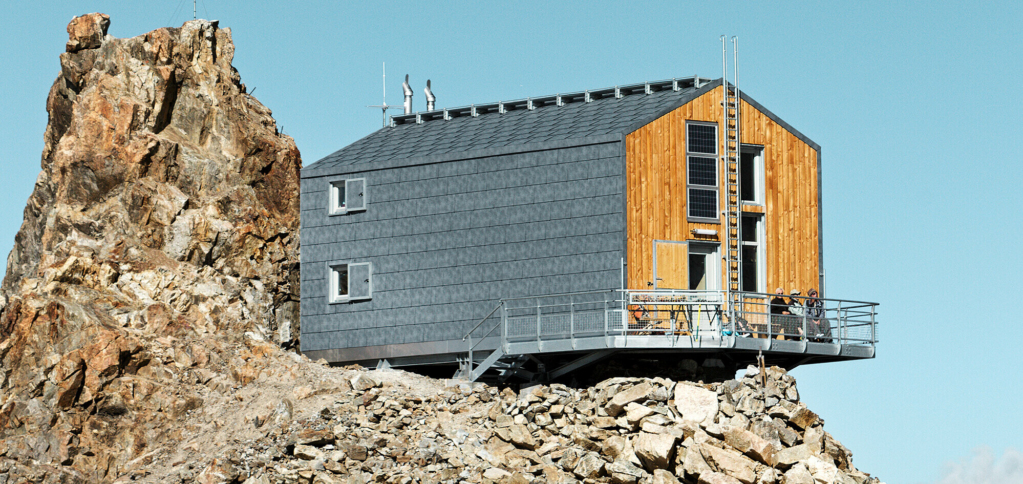 Sveže sanirano zavetišče Refuge de L´Aigle strešnimi in fasadnimi paneli PREFA FX.12 v barvi P.10 kamnito siva.